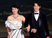 [포토] 동시입장하는 김혜수-유연석 "청룡영화상 사회 맡았어요"