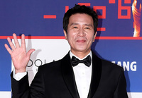 [포토] 청룡영화상 레드카펫 오른 신정근 "여러분 반가워요"