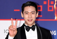 [포토] 청룡영화상 레드카펫 오른 배우 유태오 