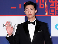 [포토] 손 인사하는 배우 홍경