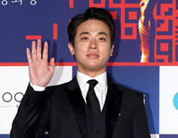 [포토] 손 인사하는 박정민