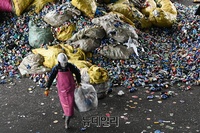 [포토] 코로나19 여파 쓰레기 태산, 분주한 재활용 선별장