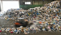 [포토] 설 연휴로 산처럼 쌓인 생활쓰레기
