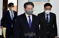 [포토] 입장하는 김경협 국회 정보위원장