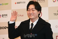 [포토] 반갑게 손인사 하는 배우 이준혁
