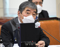 [포토] 질문에 답하는 윤석헌 금융감독원장