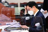 [포토] 머리 긁적이는 박범계 법무부 장관