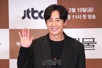 [포토] 배우 신하균 "온라인으로 인사드려요"