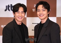 [포토] 조각같은 비주얼 뽐내는 '신하균-여진구'