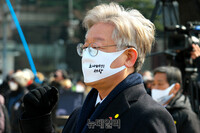 [포토] 故백기완 영결식 참석해 구호 외치는 이재명