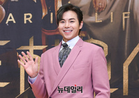 [포토] 핑크 훈남으로 돌아온 배우 박은석