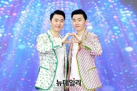 [포토] '이상호-이상민' 쌍둥이가 함께 만드는 하트