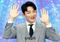 [포토] 깔끔한 수트핏 뽐내는 신승태 "반가워요"