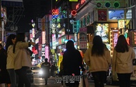 [포토] 사회적 거리두기 완화 후 첫 주말, 불 밝힌 번화가