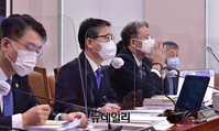 [포토] 의원들의 질문에 답하는 변창흠 국토부장관