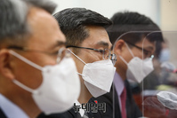 [포토] 의원들의 질문에 답하는 서욱 국방부 장관