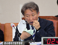 [포토] 안경 닦는 권칠승 중소벤처기업부 장관