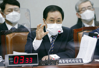 [포토] 답변하는 유영민 대통령 비서실장