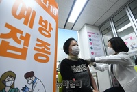 [포토] 코로나19 백신 접종 개시, 요양시설 근무자 첫 접종