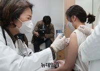[포토] 코로나 백신 접종 시작..한국 세계 102번째 백신 접종국