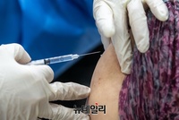 [포토] '일상 복귀 희망' 코로나19 백신 접종 시작