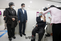 [포토] 코로나19 백신접종 시작, 접종현장 방문한 문재인 대통령