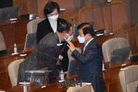 [포토] 대화 나누는 박병석 의장과 홍남기 부총리