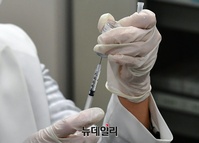 [포토] 백신 접종 첫날…전국 보건소·요양병원서 동시 시작