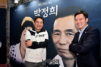 [포토] 강용석-김세의, 창작뮤지컬 '박정희' 첫공연 준비 완료