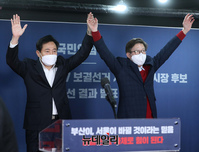 [포토] 손들어 인사하는 '오세훈-박형준' 후보