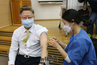 [포토] 코로나19 백신 맞는 김연수 서울대학교 병원장