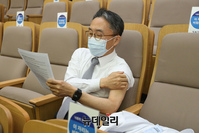 [포토] 코로나19 백신 이상반응 모니터링하는 김연수 병원장