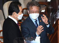 [포토] 대화 나누는 정세균·권칠승