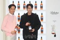 [포토] 이정재-정우성 "발렌타인 싱글몰트 팝업 행사 왔어요"