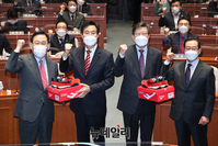 [포토] 운동화 전달받는 오세훈·박형준 후보