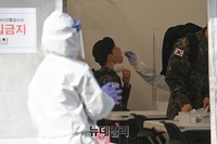 [포토] 코로나19 신규확진 398명...사흘만에 400명 아래