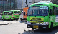 [포토] 광화문 서측도로 폐쇄, 교통체증으로 배차 겹치자 회차하는 마을버스