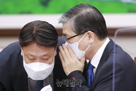 [포토] 보좌진과 대화 나누는 변창흠 국토교통부 장관