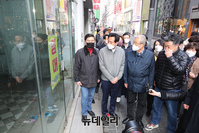 [포토] 명동상가 현장 방문한 김종인·오세훈