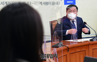 [포토] 기자들의 질문에 답하는 김태년 민주당 대표 직무대행