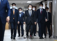 [포토] LH 신도시 투기 1차 전수조사 브리핑, 입장하는 정세균