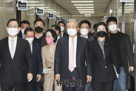 [포토] 비대위 입장하는 국민의힘 지도부