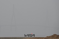 [포토] 초미세먼지에 사라진 인천대교...이틀째 수도권 '비상저감조치' 