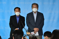 [포토] 기자들의 질문에 답하는 김무성·이재오