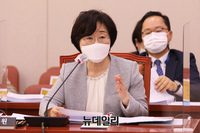 [포토] 질문에 답하는 정영애 여성가족부 장관