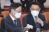[포토] 대화 나누는 박범계 장관과 김진욱 공수처장