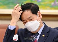 [포토] 머리 넘기는 구윤철 국무조정실장