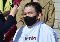 [포토] 최승재 의원 '소상공인 손실보상 소급적용' 촉구하며 삭발(결의문)