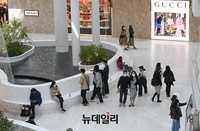 [포토] 수도권 특별방역대책 시행..백화점·공원 등 집중점검
