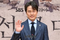 [포토] 감우성 "온라인으로 인사드려요"